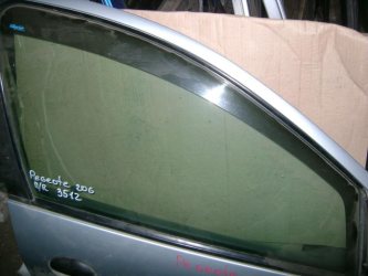 Стекло двери передней правой Peugeot 206