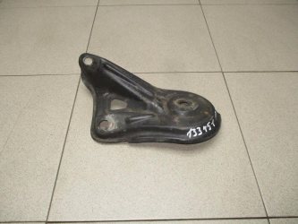 Кронштейн подрамника Toyota Camry XV40
