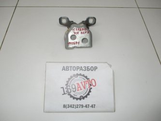 Петля двери Nissan Terrano D10