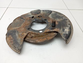 Щит опорный задний правый Toyota RAV4 A40